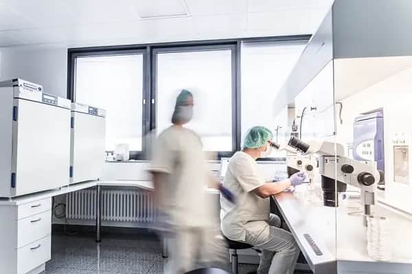 In welchem Alter sollte man Eizellen einfrieren lassen?